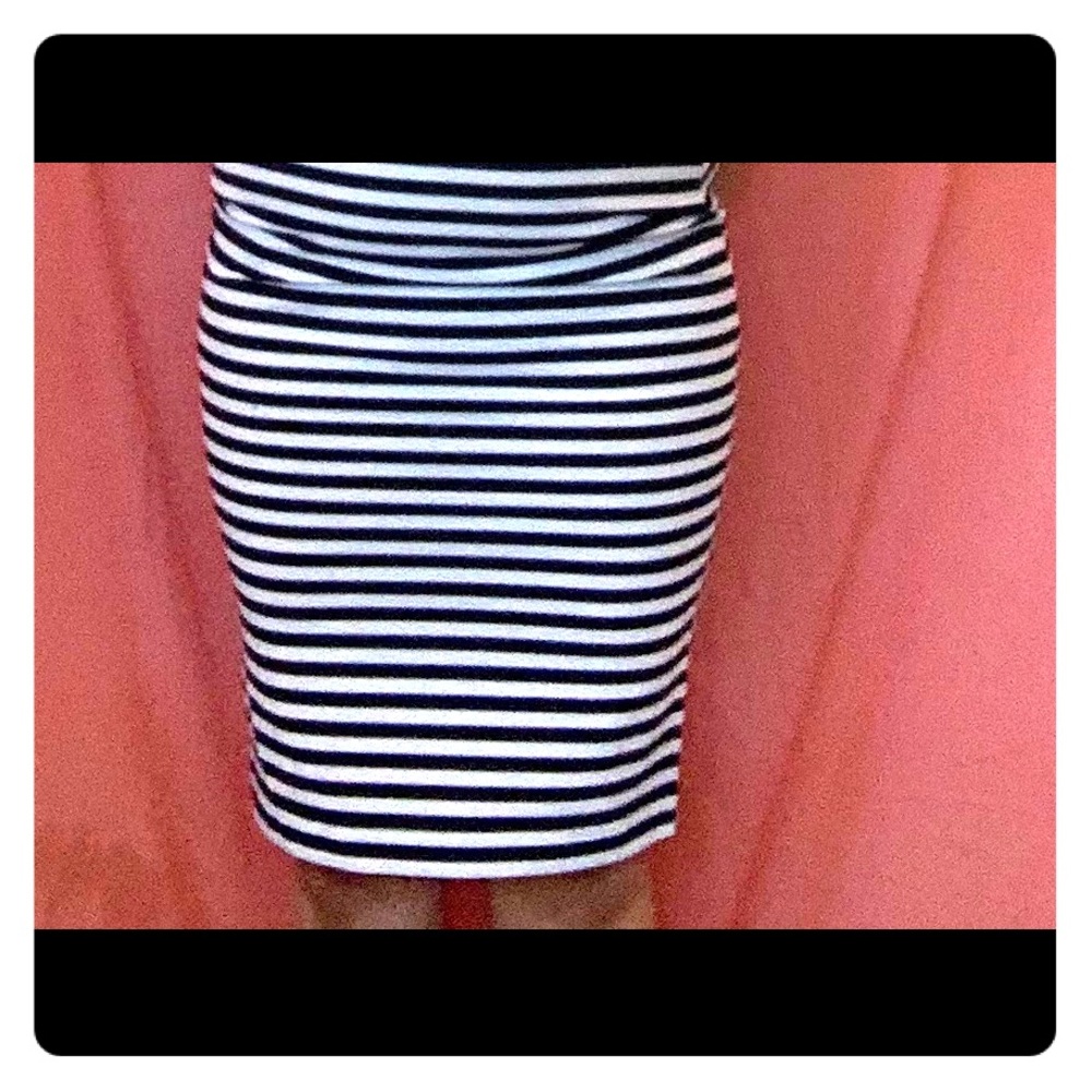Slimming Black and White Pencil Skirt!